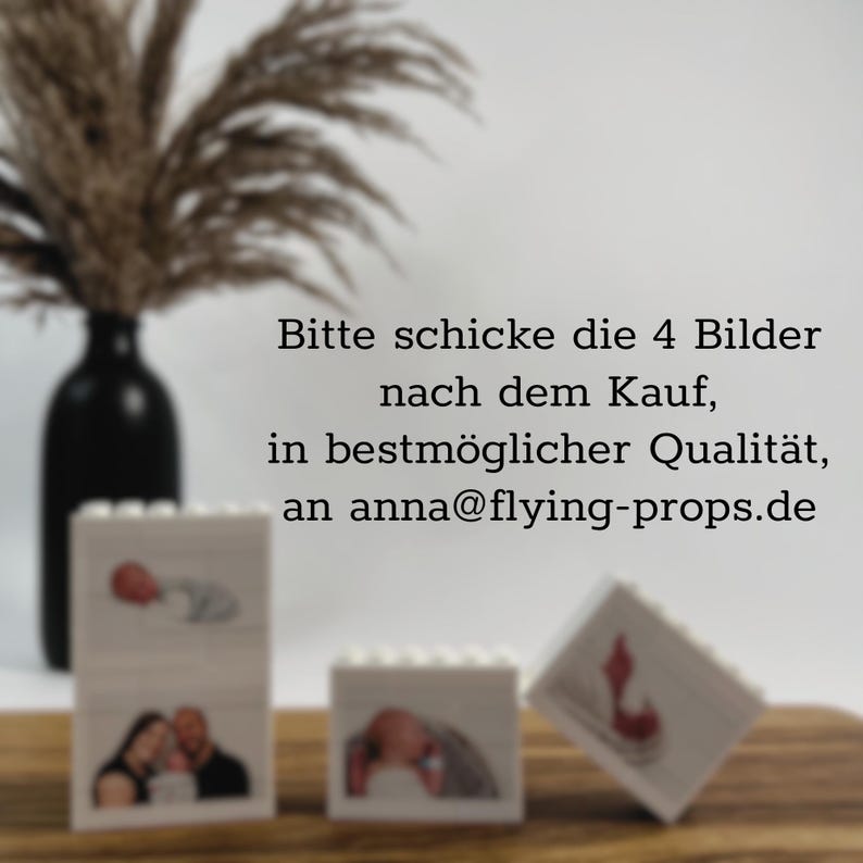 Peut inclure: Trois blocs de construction blancs avec des images imprim&eacute;es d'un b&eacute;b&eacute; et d'un couple. Les blocs sont dispos&eacute;s sur une surface en bois. Le texte de fond dit "Bitte schicke die 4 Bilder nach dem Kauf, in bestm&ouml;glicher Qualit&auml;t, an anna@flying-props.de."
