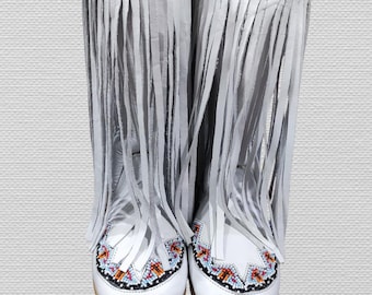 Botas mocasín con flecos de piel de cordero blanca / Calzado artesanal de estilo nativo con cuentas