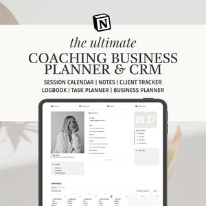 Puede incluir: Un planificador y CRM de negocios de coaching digital que se muestra en una tableta. La pantalla muestra un calendario, notas, un rastreador de clientes y un planificador de tareas. El texto incluye "the ultimate COACHING BUSINESS PLANNER & CRM". La interfaz es en blanco y negro.