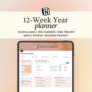 Può includere: Un'applicazione di pianificazione digitale su un tablet, con un design minimalista in pesca e bianco. Lo schermo mostra "12-Week Year planner", con sezioni per la visione, gli obiettivi e la pianificazione delle attività. Il testo in basso dice "ACHIEVE YOUR GOALS FASTER!"