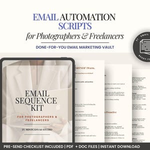 Puede incluir: Un conjunto de productos digitales titulado Email Automation Scripts for Photographers & Freelancers. Incluye una tableta que muestra una portada de Email Sequence Kit, varias páginas de documentos impresos y una insignia de 31 Email Scripts.
