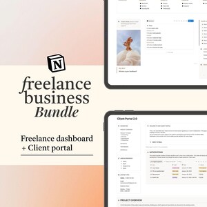 Può includere: Un mockup di prodotto digitale con un pacchetto di attività freelance. L'immagine mostra due tablet che mostrano un'interfaccia di dashboard e portale clienti. Il testo include "freelance business bundle" e "Freelance dashboard + Client portal".