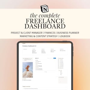 Può includere: Un tablet digitale che mostra un'interfaccia di dashboard per freelance. Lo schermo mostra la gestione dei progetti, le finanze e gli strumenti di marketing. Il testo recita "the complete FREELANCE DASHBOARD" e "ALL-IN-ONE SYSTEM..."