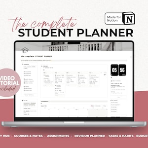 Può includere: Un computer portatile che mostra un modello di pianificatore studentesco di Notion. Il modello include sezioni per il centro universitario, corsi e appunti, compiti, pianificatore di revisione, compiti e abitudini, e tracciamento del budget. Il testo "The complete STUDENT PLANNER" è visualizzato nella parte superiore dello schermo. Il testo "VIDEO TUTORIAL included" è visualizzato in un riquadro sul lato sinistro dello schermo. Il testo "Made for Notion" è visualizzato in un riquadro nell'angolo in alto a destra dello schermo. Un timer con i numeri "05 56" è visualizzato nell'angolo in alto a destra dello schermo.