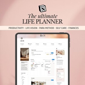 Può includere: Un tablet digitale che mostra un'interfaccia di pianificazione della vita con il testo "The ultimate LIFE PLANNER". Lo schermo mostra sezioni per produttività, visione della vita e finanze. Lo sfondo è rosa tenue.