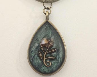 Green Resin Leaf Charm Pendant Necklace, Antique Brass Boho Nature Jewelry