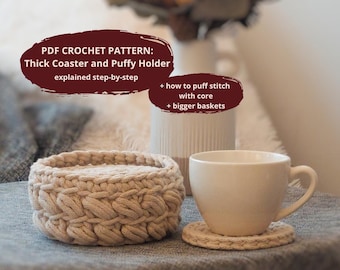 Może przedstawiać: Beżowa szydełkowana podstawka i pasujący okrągły koszyk o fakturze ściegu puff. Tekst głosi: PDF CROCHET PATTERN: Thick Coaster and Puffy Holder explained step-by-step + how to puff stitch with core + bigger baskets.