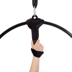 Op de afbeelding: Een zwarte aerial hoop met een zwarte gewatteerde grip en een zwarte polssteun. De hoepel is opgehangen aan een ketting en een metalen karabijnhaak. De afbeelding is tegen een witte achtergrond.