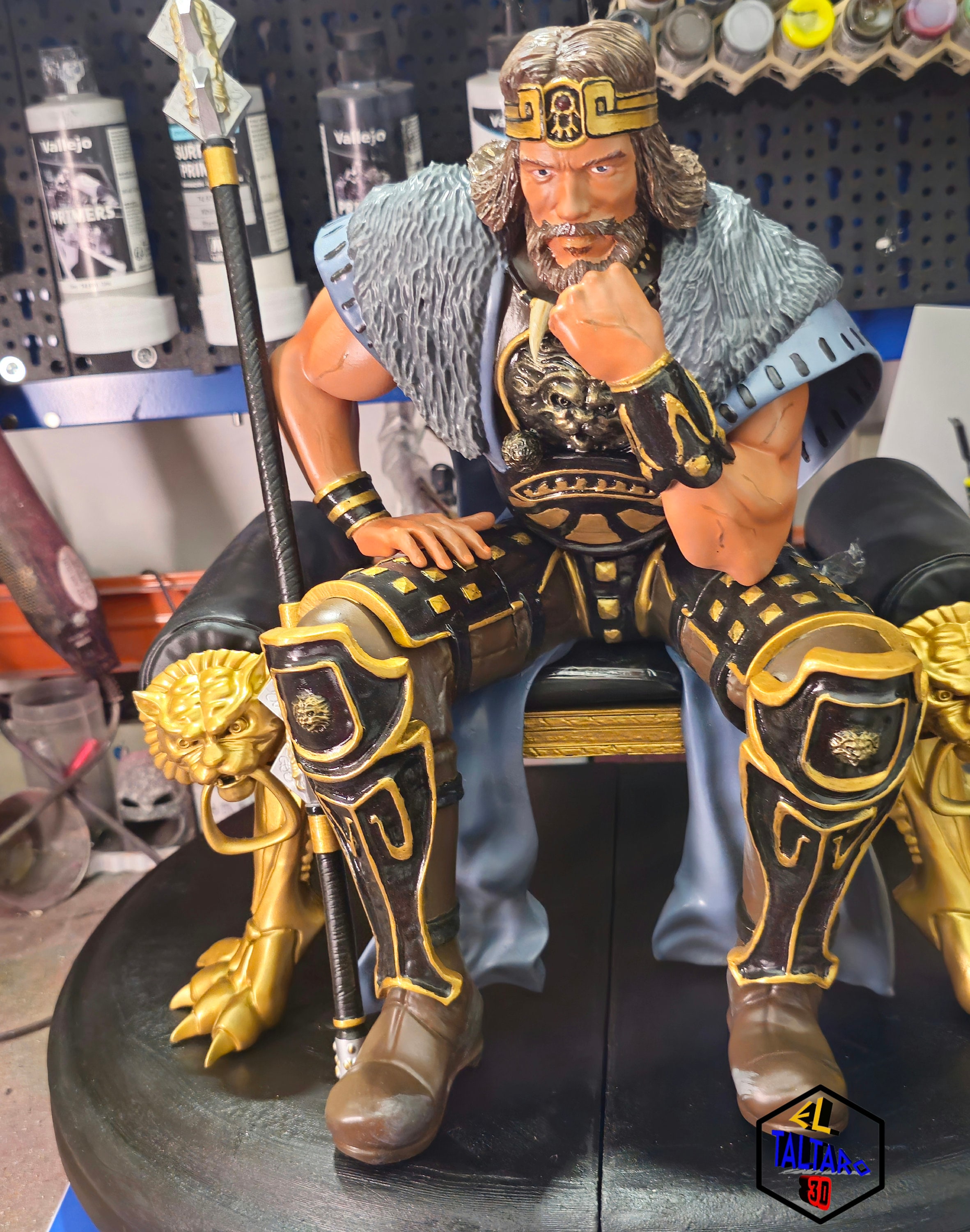 Katta dildo bilan ozini sikadi