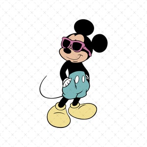 Pode incluir: Uma ilustração de desenho animado do Mickey Mouse usando óculos de sol rosa e shorts azuis. Ele está de pé com a mão direita no bolso e a mão esquerda no quadril.