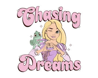 Pode incluir: Uma ilustração de desenho animado de uma princesa com cabelo longo e loiro, vestindo um vestido roxo e segurando uma forma de coração com as mãos. Um camaleão verde está empoleirado em seu ombro. O texto "Chasing Dreams" está escrito em letras rosa acima da princesa e "Dreams" está escrito em letras rosa abaixo dela.