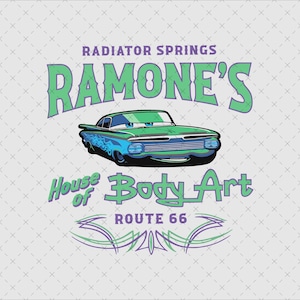 Könnte beinhalten: Grafik mit einem grünen und blauen Auto mit dem Text "Ramone's House of Body Art, Route 66, Radiator Springs." Das Auto hat ein lächelndes Gesicht und Flammendetails. Das Design ist auf hellgrauem Hintergrund.