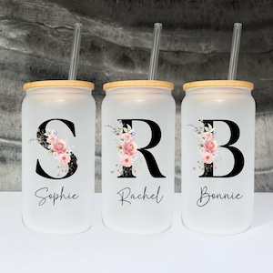 Copo de vidro fosco com letras florais e monograma, presente com nome personalizado, lembrancinha personalizada para festa de noivado, presente de flor para proposta de madrinha, lata de cerveja