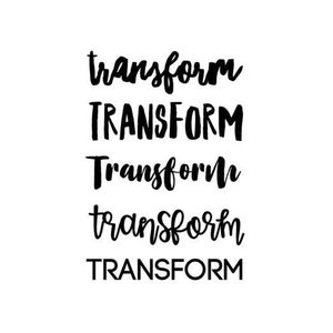 Könnte beinhalten: Das Wort "transform" ist fünfmal in schwarzer Tinte geschrieben, mit verschiedenen Schriftarten. Das Wort ist in kursiver Schrift, in Fettdruck und in einer Kombination aus beidem geschrieben.