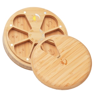 Puede incluir: Un pastillero redondo de bambú con tapa extraíble. El organizador está dividido en siete secciones, cada una etiquetada con un día de la semana. La tapa tiene un asa y un diseño de sol y luna. Diseñado para guardar pastillas o vitaminas.