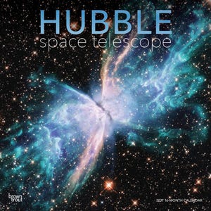 Può includere: Un calendario di 16 mesi per il 2027 con il telescopio spaziale Hubble. La copertina mostra una nebulosa vibrante con nubi di gas blu e viola su un cielo nero stellato. Il testo riporta HUBBLE space telescope e brown trout.