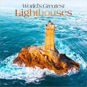 Op de afbeelding: Een 2026 16-maandenkalender met de titel "World's Greatest Lighthouses". De afbeelding toont een hoge, bruine vuurtoren op een rotsachtig eiland, omringd door turquoise water. De lucht is lichtblauw. De vuurtoren heeft een donkere top en is gebouwd op een bruine rotsformatie.