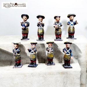 Niedliche Indianermusikanten aus Holz und Pappmaché