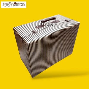 Maleta de cartón con diseño de espiga de los años 70 en tonos mostaza y marrón