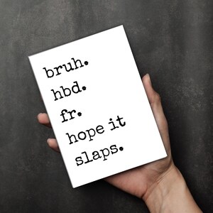 Puede incluir: Una tarjeta blanca con texto negro que dice "bruh. hbd. fr. hope it slaps." La tarjeta se sostiene en una mano sobre un fondo gris oscuro. El texto est&aacute; en una fuente de estilo m&aacute;quina de escribir.