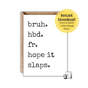 Puede incluir: Una tarjeta de felicitaci&oacute;n blanca con las palabras "bruh. hbd. fr. hope it slaps." impresas en una fuente negra en negrita. La tarjeta tiene un borde marr&oacute;n y una pegatina amarilla que dice "&iexcl;Descarga instant&aacute;nea! Imprime en casa + archivos listos para imprimir!"