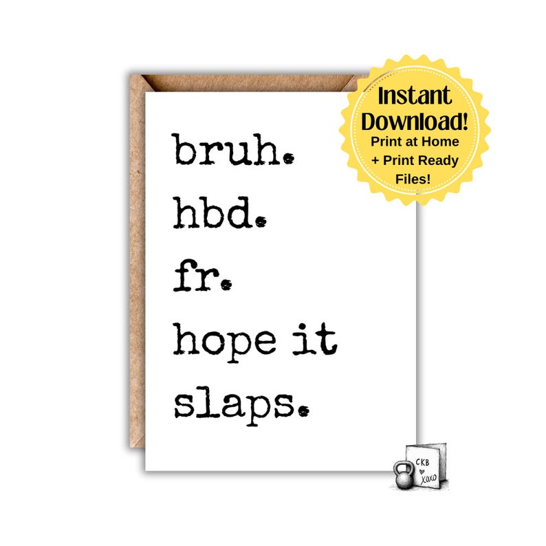 Puede incluir: Una tarjeta de felicitaci&oacute;n blanca con las palabras "bruh. hbd. fr. hope it slaps." impresas en una fuente negra en negrita. La tarjeta tiene un borde marr&oacute;n y una pegatina amarilla que dice "&iexcl;Descarga instant&aacute;nea! Imprime en casa + archivos listos para imprimir!"