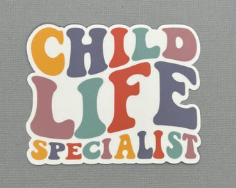 Może przedstawiać: Prostokątna naklejka z napisem CHILD LIFE SPECIALIST wykonanym falistą czcionką w stylu retro. Litery są w odcieniach musztardowej żółci, przygaszonego fioletu, turkusu, brudnego różu i pomarańczu na jednolitym białym tle.