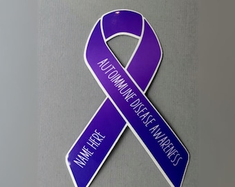 Pode incluir: Fita de conscientização roxa com o texto "Autoimmune Disease Awareness" e "Name Here" impresso nela.