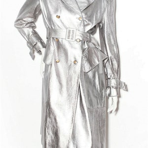 Silber Lammfell Leder Trenchcoat: Zweireihiger Partymantel
