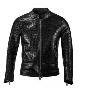 Może przedstawiać: Czarna skórzana kurtka z teksturowanym wzorem przypominającym krokodyla. Kurtka ma stójkę, zamek błyskawiczny na całej długości i kieszenie zapinane na zamek. Rękawy mają mankiety zapinane na zamek. Klasyczny styl.