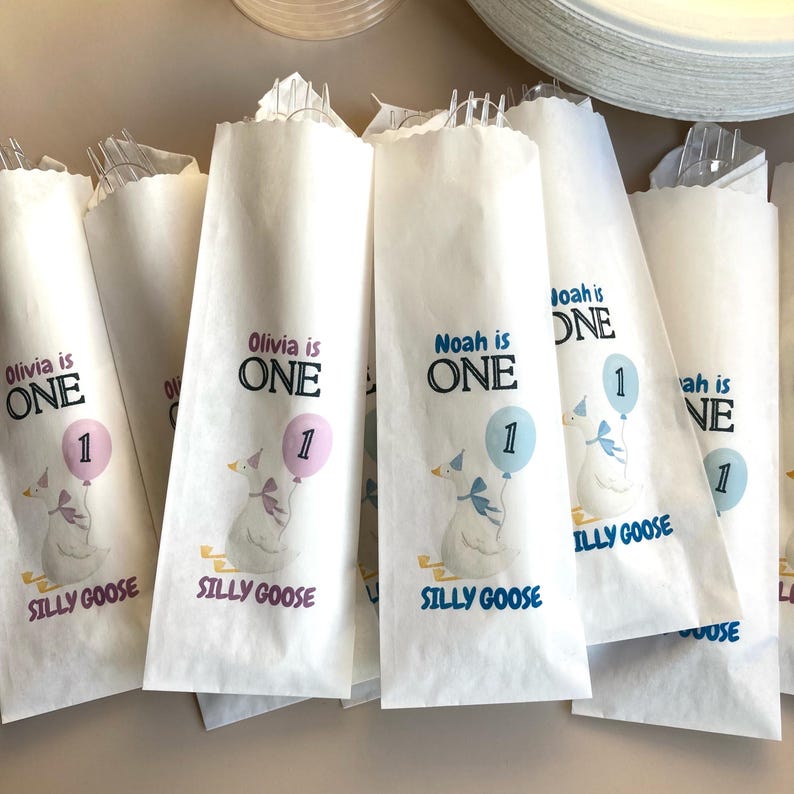 One silly goose birthday girl silverware bag used as a custom cutlery holder for a baby first birthday table decoration. One Silly Goose Birthday Girl Personalize Silverware Bag Boy Baby 1st Birthday Favor Custom Cutlery Bag Table Decor Paper Napkin Holder Idea