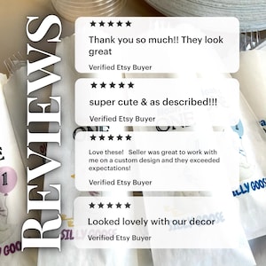 Op de afbeelding: Een verticale grafische overlay met het woord REVIEWS in grote witte hoofdletters aan de linkerkant. Vier witte rechthoekige vakken tonen vijfsterrenbeoordelingen en feedback van geverifieerde Etsy-kopers over gepersonaliseerde feestzakjes.