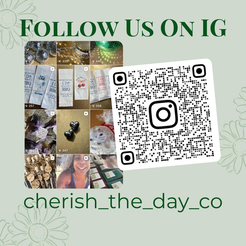 Op de afbeelding: Een vierkante witte Instagram QR-code met een centraal camerapictogram, geplaatst naast een collage van productafbeeldingen. De tekst FOLLOW US ON IG en de gebruikersnaam cherish_the_day_co zijn in donkergroen op een lichtgroene achtergrond.