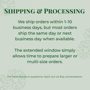 Op de afbeelding: Een lichtgroene informatieve afbeelding met donkergroene tekst die luidt: SHIPPING & PROCESSING. We ship orders within 1-10 business days, but most orders ship the same day or next business day when available. The extended window simply allows time to prepare larger or multi-size orders. For more details or questions, reach out via Etsy conversations. Het ontwerp bevat lijntekeningen van bloemen in de hoeken.
