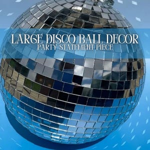 Op de afbeelding: Een bolvormige discobal bedekt met kleine, reflecterende zilveren spiegeltegels. Aan de bovenkant is een metalen ring bevestigd om op te hangen. De tekst "LARGE DISCO BALL DECOR PARTY STATEMENT PIECE" staat over het oppervlak heen.