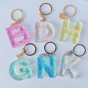 Schlüsselanhänger personalisiert Buchstabe - handgemacht aus Epoxidharz mit Glitzerflakes