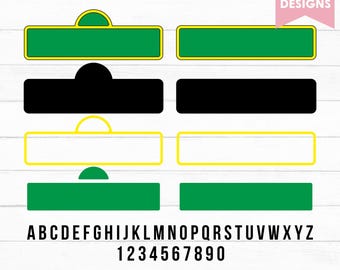 Puede incluir: Dos diseños de señales de calle personalizables. Las señales son verdes con bordes amarillos y una parte superior en blanco y negro. Las señales están en blanco y se pueden personalizar con letras y números. Las letras y los números son en blanco y negro.