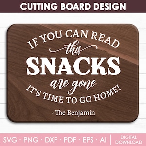 Op de afbeelding: Een bruin houten snijplank met de tekst "Als je dit kunt lezen, zijn de snacks op. Het is tijd om naar huis te gaan! - The Benjamin" in witte letters.