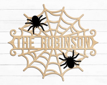 Puede incluir: Un diseño de monograma de telaraña de madera con el texto "THE ROBINSON" en el centro. Dos arañas negras están colocadas en la telaraña. El diseño es para descarga digital e incluye formatos de archivo SVG, PNG, DXF, PDF, EPS y AI.