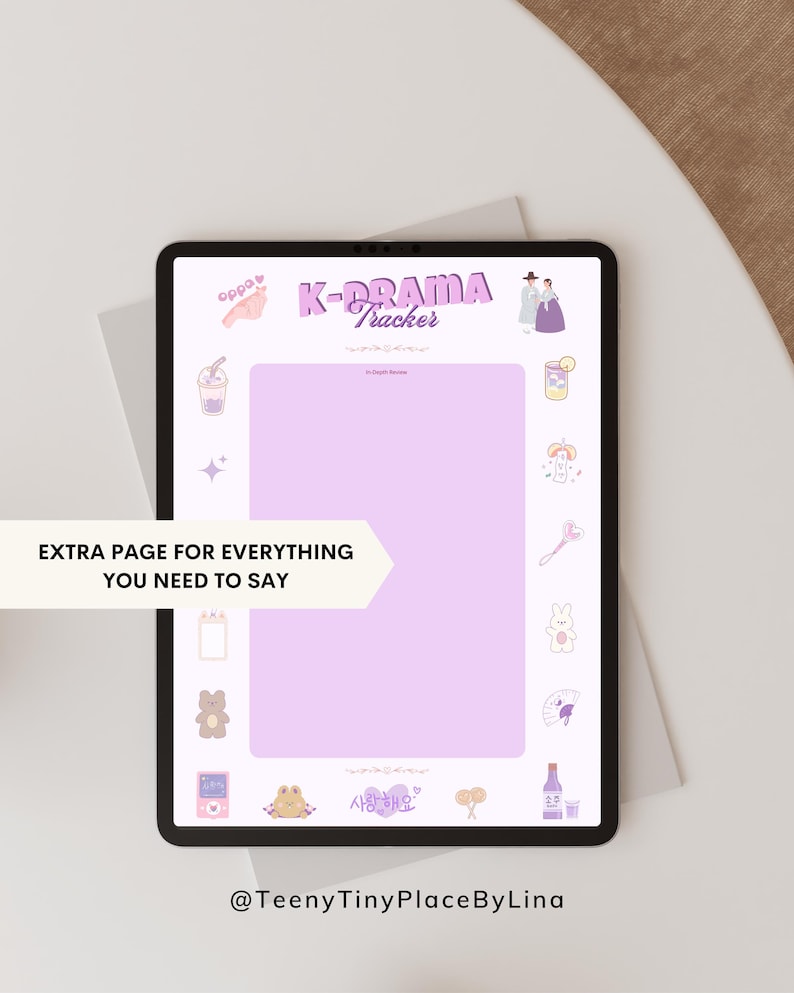 K&ouml;nnte beinhalten: Ein digitales Tablet mit einem K-Drama Tracker mit hellviolettem Hintergrund und dekorativen Symbolen. Der Text "K-DRAMA Tracker" ist lila. Das Tablet liegt auf einer wei&szlig;en Oberfl&auml;che. Der Text auf dem Tablet lautet "EXTRA PAGE FOR EVERYTHING YOU NEED TO SAY".