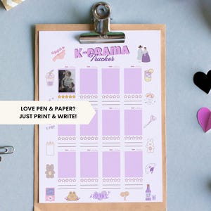 K&ouml;nnte beinhalten: Ein K-Drama-Tracker-Blatt auf einem Klemmbrett. Das Blatt hat einen hellbraunen Hintergrund mit einem lila Raster zum Verfolgen von Shows. Der Titel "K-Drama Tracker" ist lila. Das Blatt hat Illustrationen von Getr&auml;nken, Paaren und anderen koreanisch thematischen Bildern. Text auf dem Blatt lautet "LOVE PEN & PAPER? JUST PRINT & WRITE!"