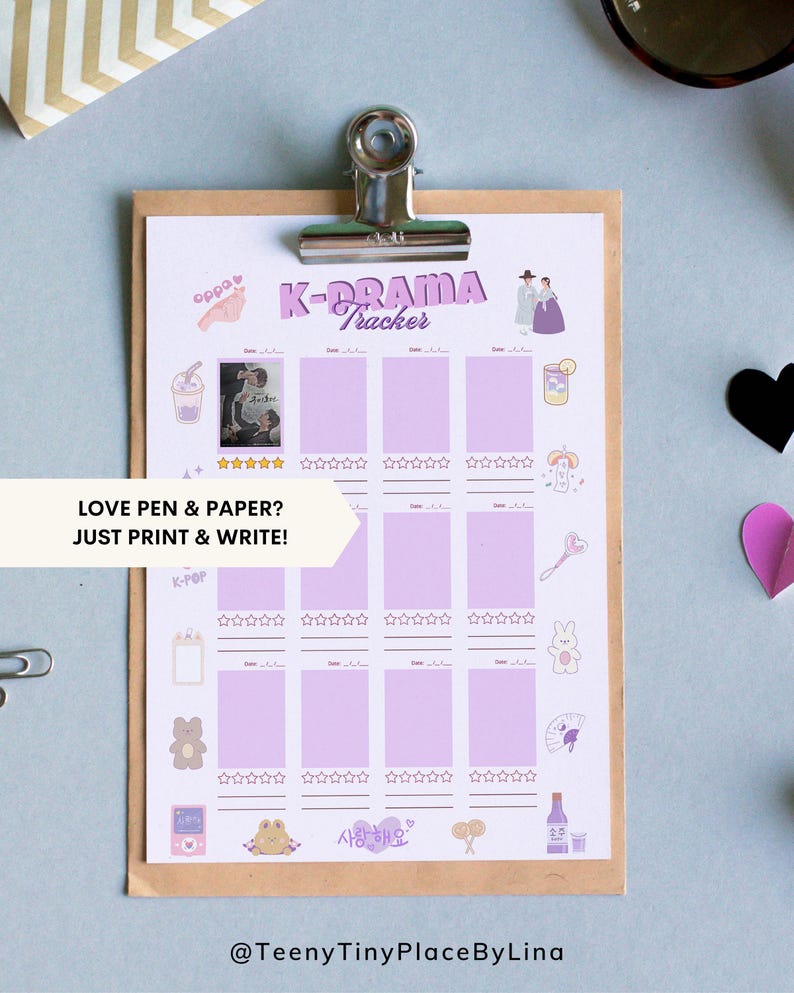 K&ouml;nnte beinhalten: Ein K-Drama-Tracker-Blatt auf einem Klemmbrett. Das Blatt hat einen hellbraunen Hintergrund mit einem lila Raster zum Verfolgen von Shows. Der Titel "K-Drama Tracker" ist lila. Das Blatt hat Illustrationen von Getr&auml;nken, Paaren und anderen koreanisch thematischen Bildern. Text auf dem Blatt lautet "LOVE PEN & PAPER? JUST PRINT & WRITE!"