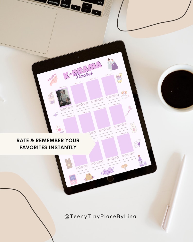 K&ouml;nnte beinhalten: Ein digitales Tablet mit einem K-Drama Tracker mit rosa und lila Akzenten. Der Text "K-DRAMA Tracker" befindet sich oben, mit Feldern f&uuml;r Bewertungen und Notizen. Der Text "RATE & REMEMBER YOUR FAVORITES INSTANTLY" ist ebenfalls sichtbar.
