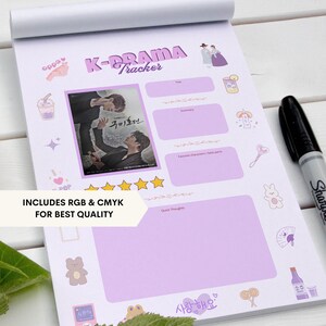 K&ouml;nnte beinhalten: Ein K-Drama-Tracker-Notizblock mit lila und wei&szlig;em Design. Der Notizblock enth&auml;lt Abschnitte f&uuml;r Titel, Zusammenfassung und schnelle Gedanken. Der Notizblock hat ein Filmposterbild und den Text "K-DRAMA Tracker". Ein schwarzer Sharpie-Marker befindet sich rechts.