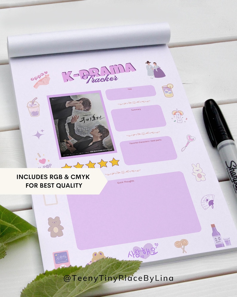 K&ouml;nnte beinhalten: Ein K-Drama-Tracker-Notizblock mit lila und wei&szlig;em Design. Der Notizblock enth&auml;lt Abschnitte f&uuml;r Titel, Zusammenfassung und schnelle Gedanken. Der Notizblock hat ein Filmposterbild und den Text "K-DRAMA Tracker". Ein schwarzer Sharpie-Marker befindet sich rechts.