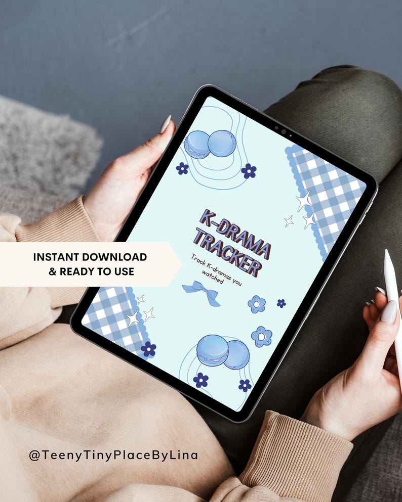 K&ouml;nnte beinhalten: Ein Tablet mit einem K-Drama-Tracker. Der Bildschirm zeigt ein hellblaues Design mit Makronen, Blumen und Sternen. Auf dem Bildschirm steht "K-DRAMA TRACKER" und "Track K-dramas you watched".