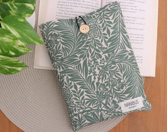 Boekomslag met bloemen. Ontwerp van William Morris. Literaire omslag van gewatteerde groene stof. Beschermhoes voor Kindle. Cottagekern.