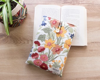 Funda Artesanal para libro o tablet con estampado floral. Marcapáginas a juego. Estuche de tela para libro electrónico o kindle. Idea regalo