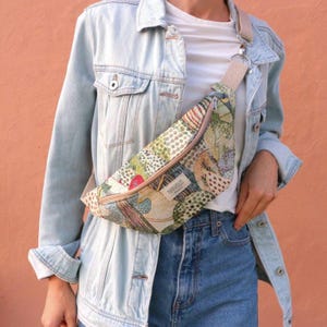 Riñonera artesanal estampado Bosque. Bandolera tejido Jacquard.