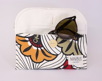 Funda de gafas con estampado de flores africanas. Estuche de gafas floral. Estuche multiusos.  Blanco y rojo. Regalo artesanal